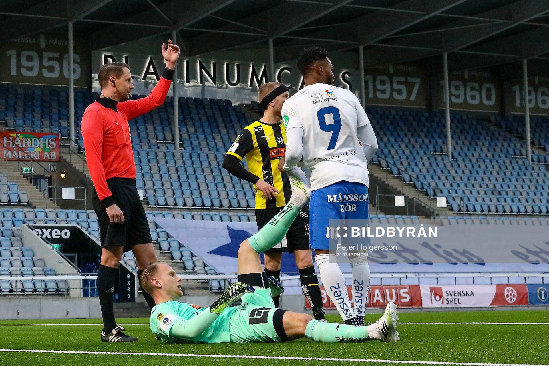 Domare Andreas Ekberg, Häckens målvakt Pontus Dahlberg