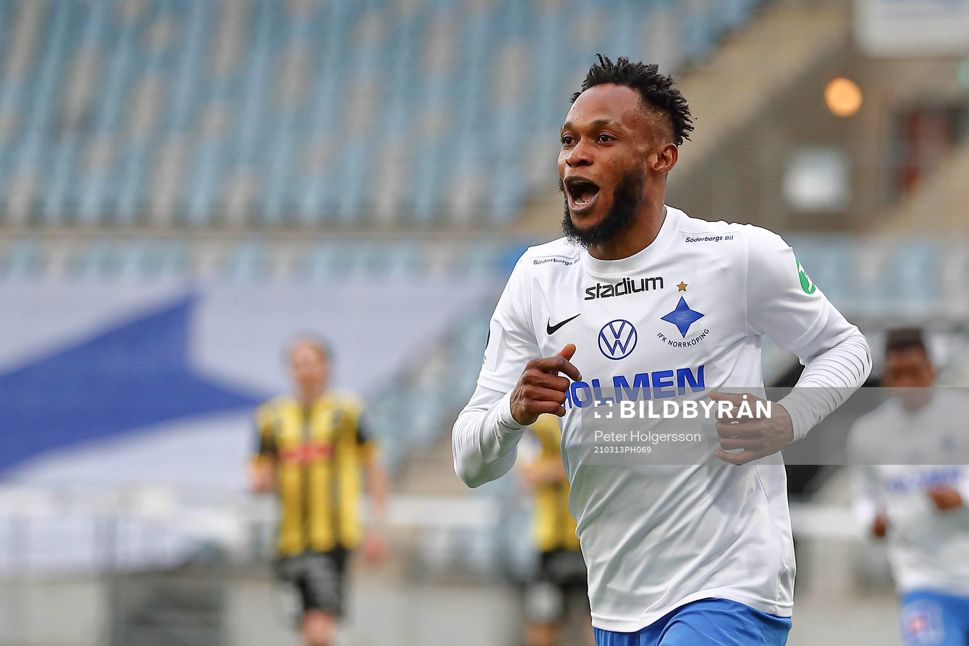 IFK Norrköpings Samuel Adegbenro jublar