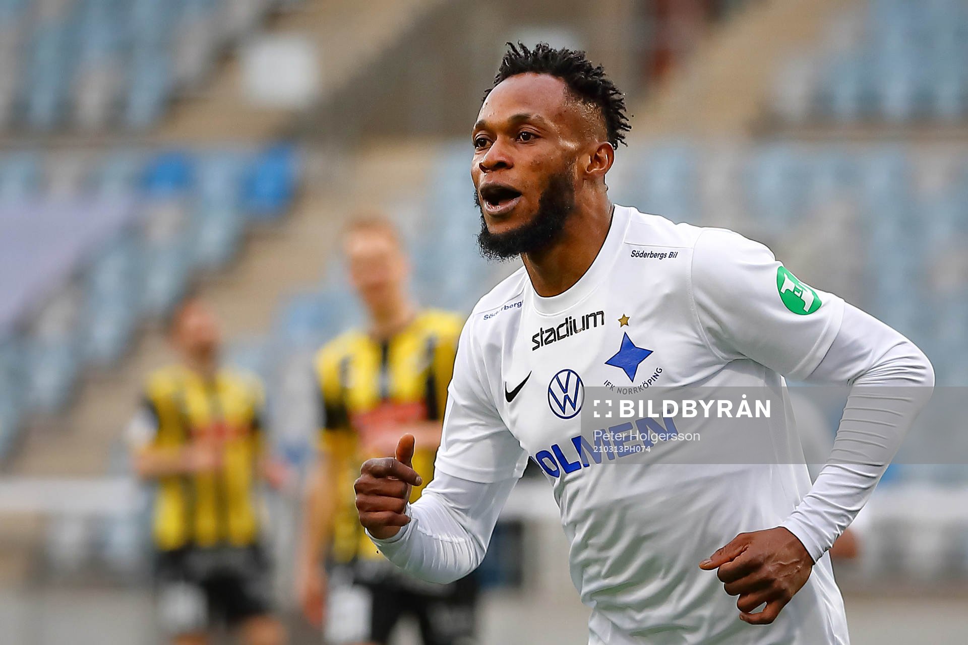 IFK Norrköpings Samuel Adegbenro jublar