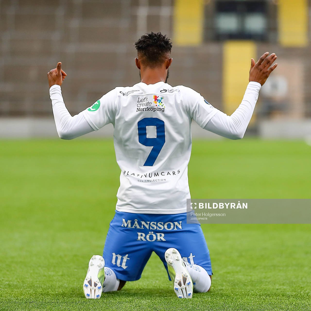 IFK Norrköpings Samuel Adegbenro jublar
