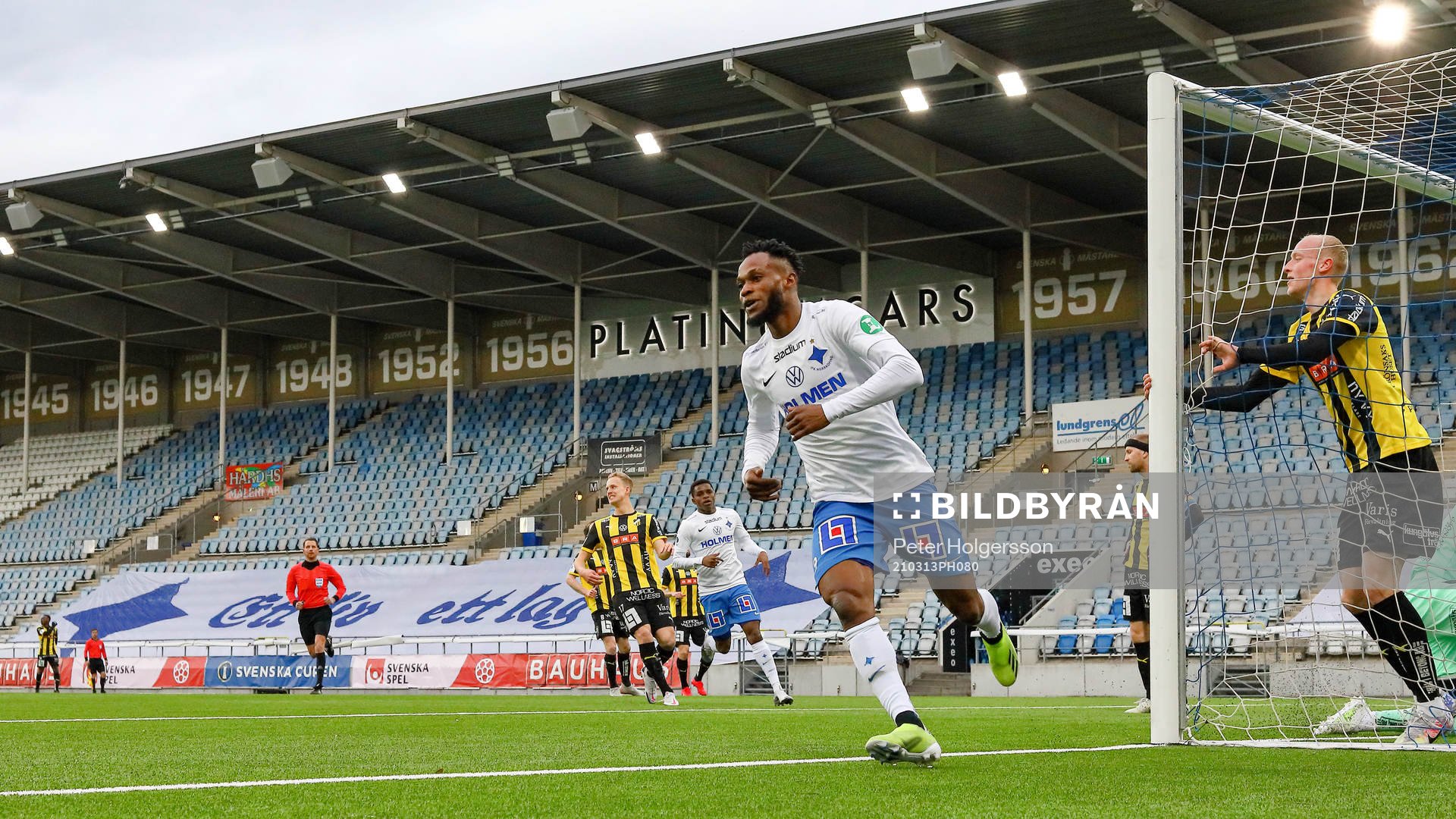 IFK Norrköpings Samuel Adegbenro jublar