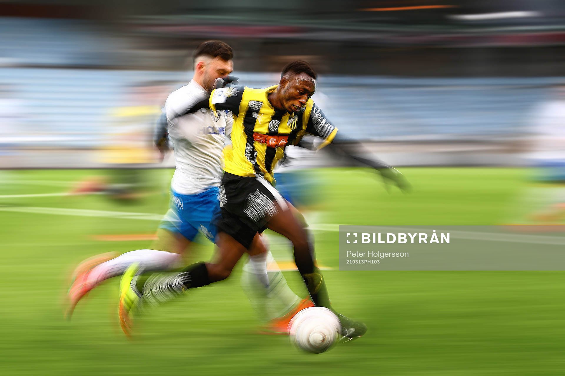 IFK Norrköpings Sead Haksabanovic och Häckens Benie Adama Traore under fotbollsmatchen i Svenska Cupen mellan IFK Norrköping och Häcken den 13 mars 2021 i Norrköping.