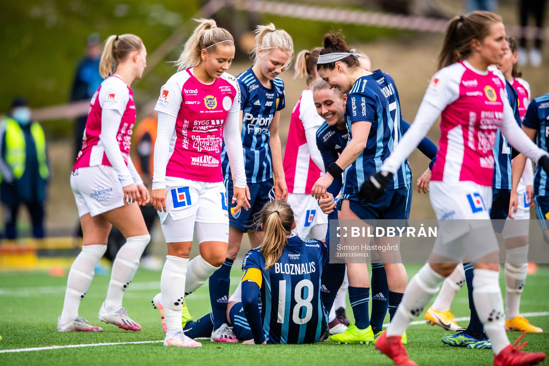 Djurgårdens Rachel Bloznalis  jublar med lagkamrater