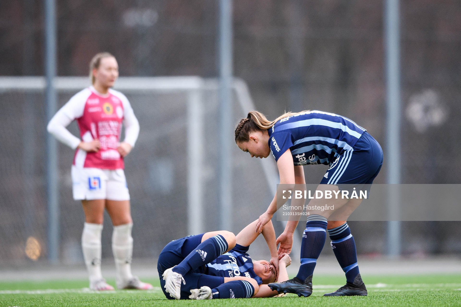 Djurgårdens Louise Hvarfner har ont och får hjälp av