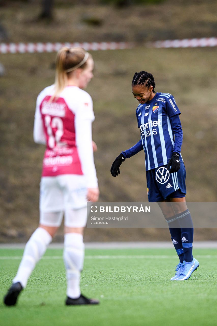 Djurgårdens Linda Motlhalo jublar efter 4-0 under fotbollsmatchen i Svenska Cupen mellan Djurgården och Uppsala den 13 mars 2021 i Stockholm. 