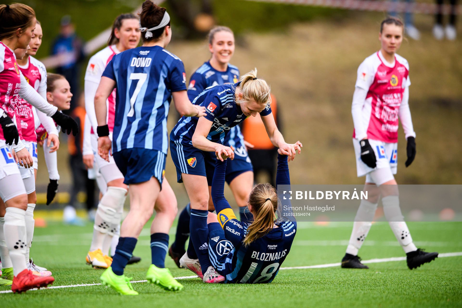 Djurgårdens Sara Olai och Rachel Bloznalis jublar efter 3-0 under fotbollsmatchen i Svenska Cupen mellan Djurgården och Uppsala den 13 mars 2021 i Stockholm.
