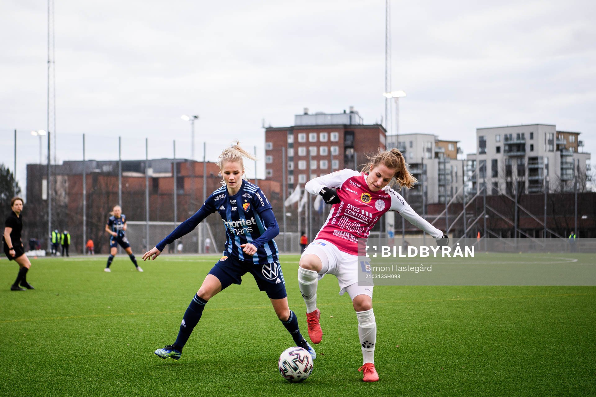 Djurgårdens Nellie Lilja och Uppsalas Hanna Persson
