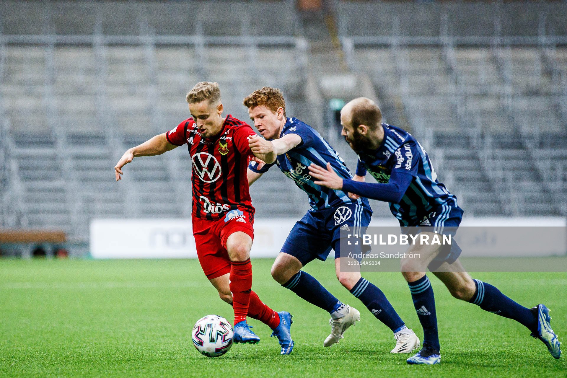Östersunds Henrik Bellman i en kamp mot Djurgårdens Aslak