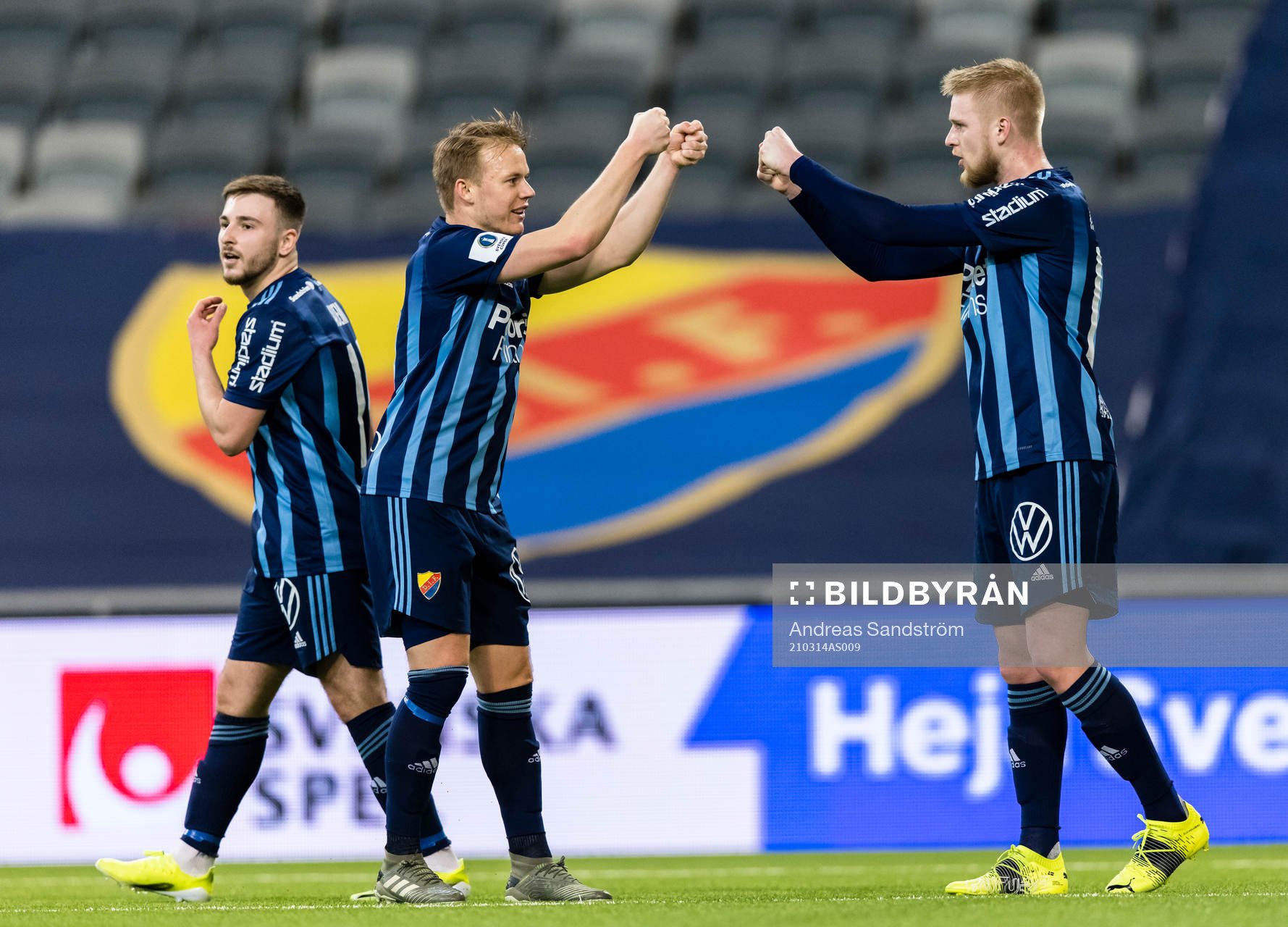 Djurgårdens Elliot Käck gratulerar 1-0 målskytten Kalle