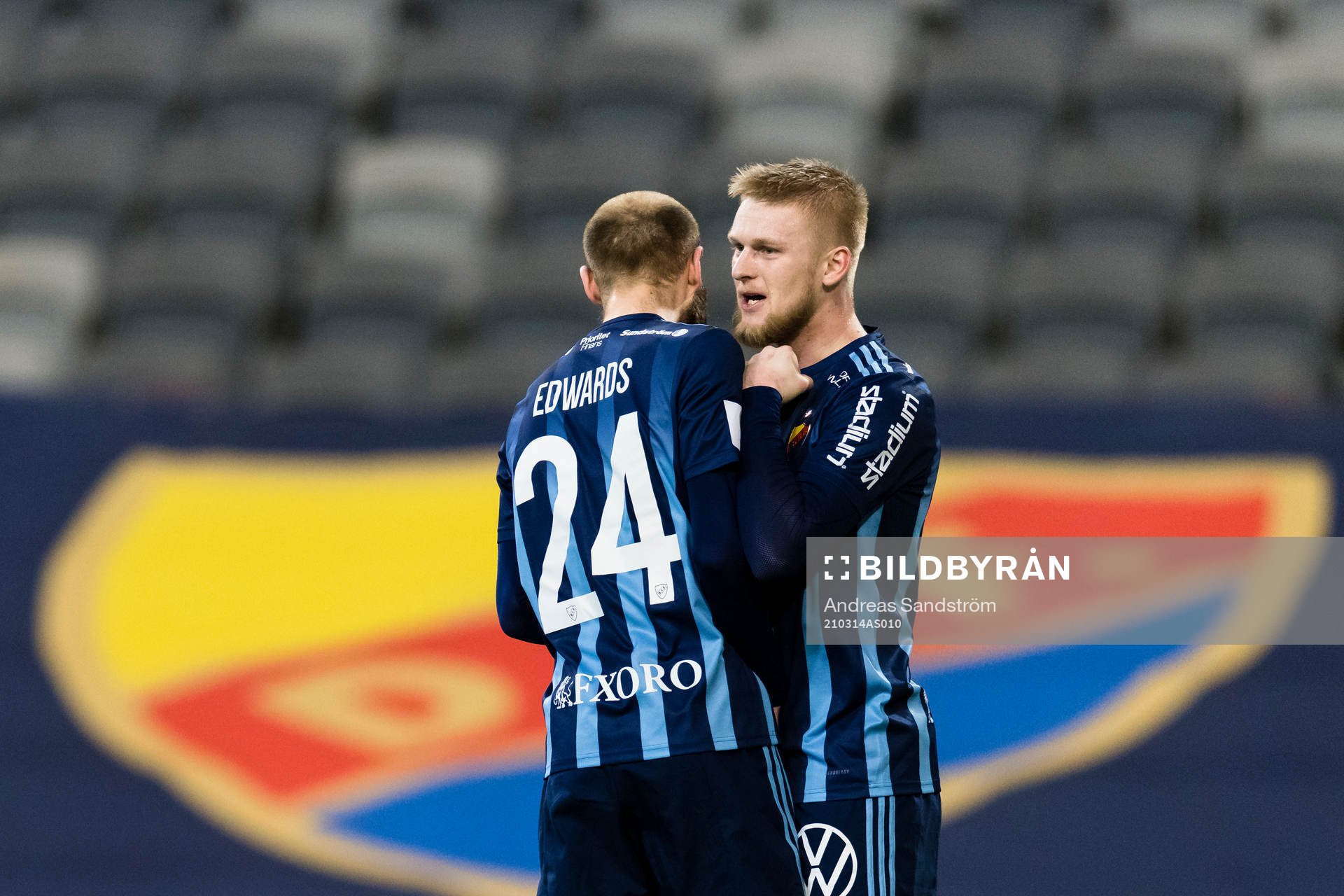 Djurgårdens Kalle Holmberg (h) gör 1-0 och gratuleras av Curtis Edwards under fotbollsmatchen i Svenska Cupen mellan Djurgården och Östersund den 14 mars 2021 i Stockholm. 