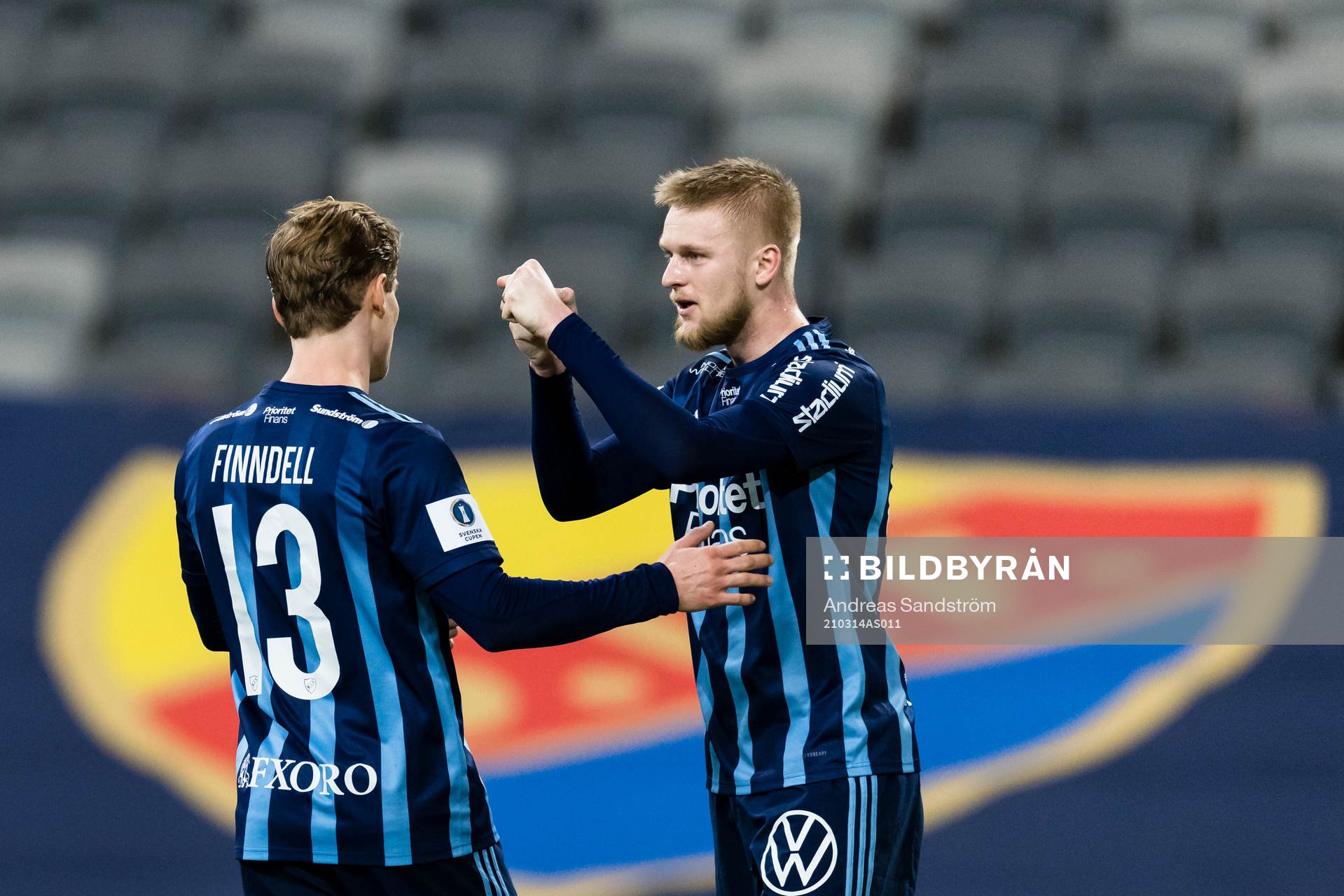 Djurgårdens Kalle Holmberg (h) gör 1-0 och gratuleras av