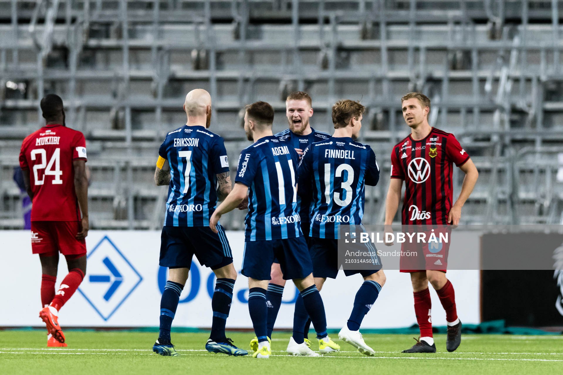 Djurgårdens Kalle Holmberg jublar med lagkamrater