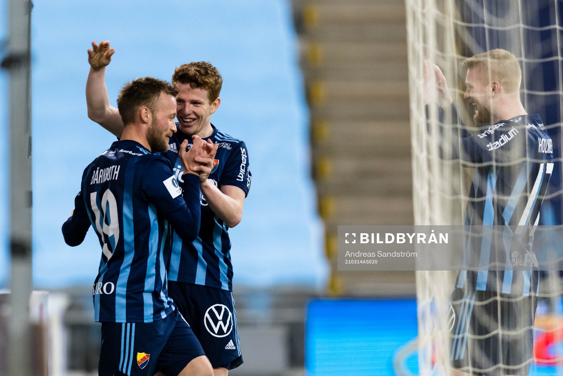 Djurgårdens Nicklas Bärkroth gör 3-0 och gratuleras av Aslak Witry under fotbollsmatchen i Svenska Cupen mellan Djurgården och Östersund den 14 mars 2021 i Stockholm.