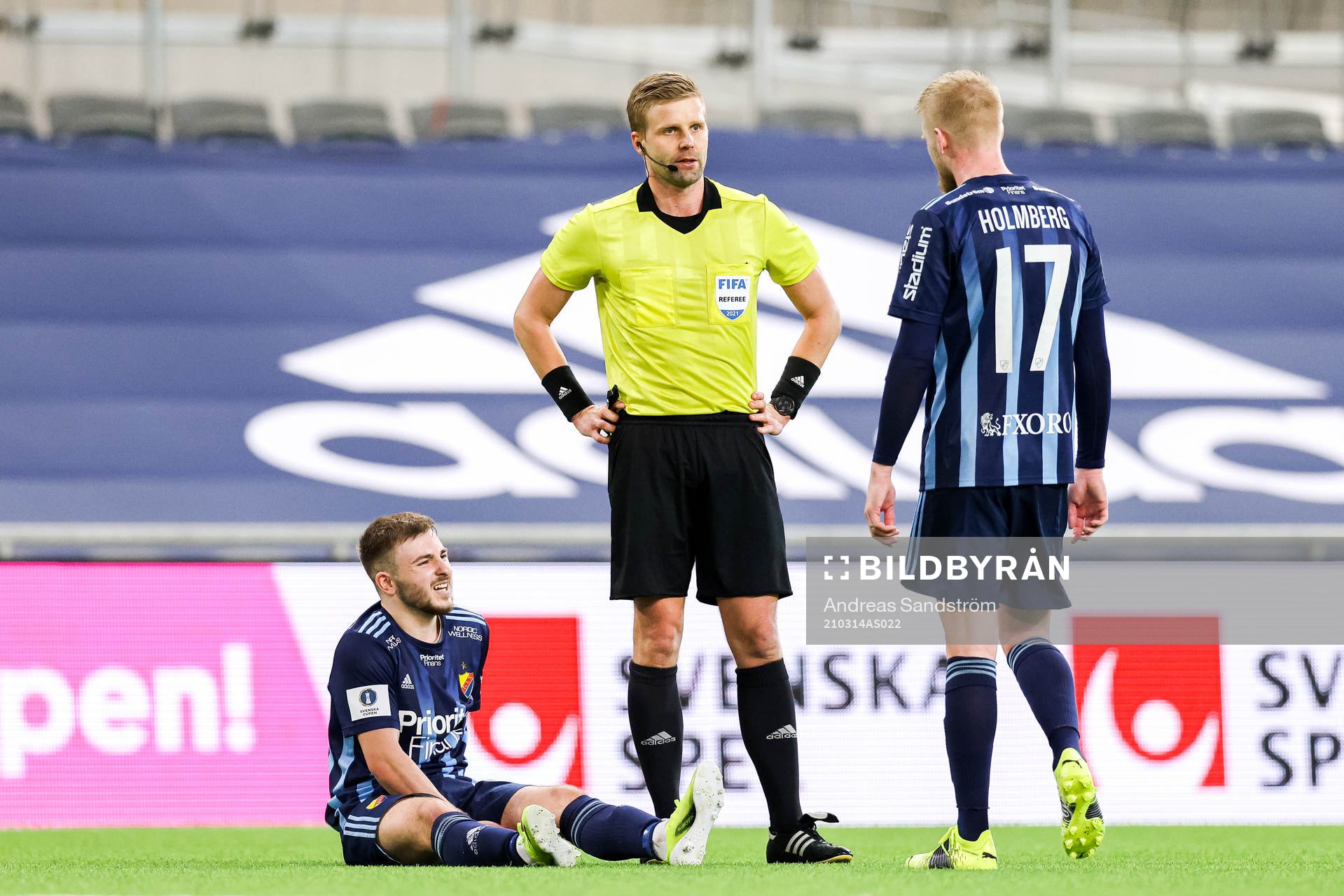 Djurgårdens Albion Ademi har ont
