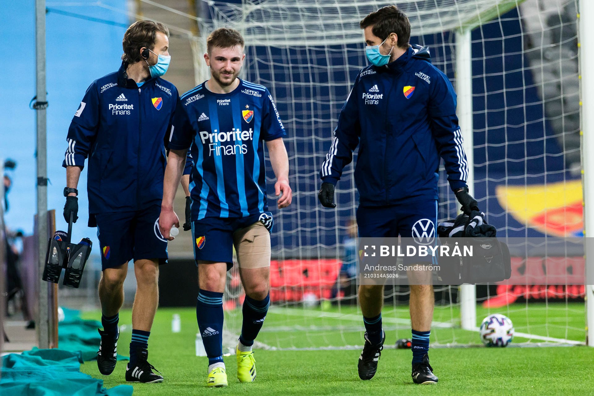 Djurgårdens Albion Ademi går vid sidan av planen med ett