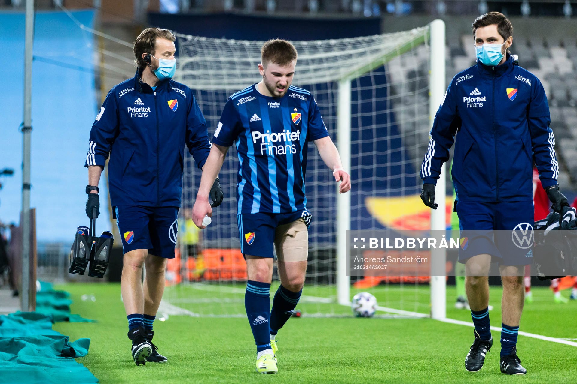Djurgårdens Albion Ademi går vid sidan av planen med ett
