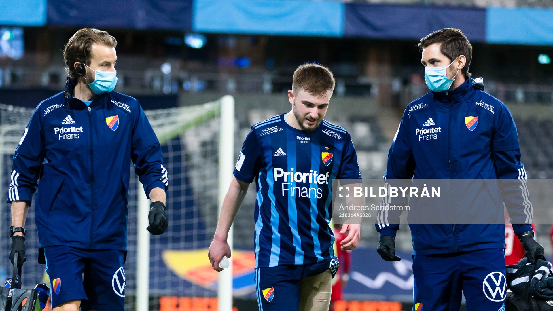 Djurgårdens Albion Ademi går vid sidan av planen med ett
