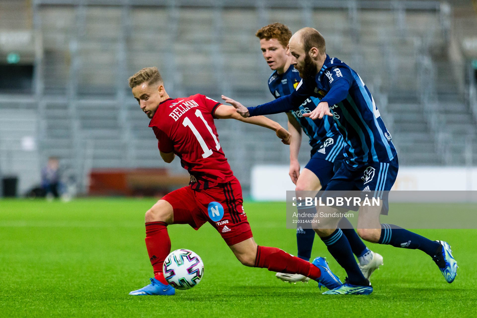 Östersunds Henrik Bellman i kamp med Djurgårdens Aslak Witry och Curtis Edwards under fotbollsmatchen i Svenska Cupen mellan Djurgården och Östersund den 14 mars 2021 i Stockholm.