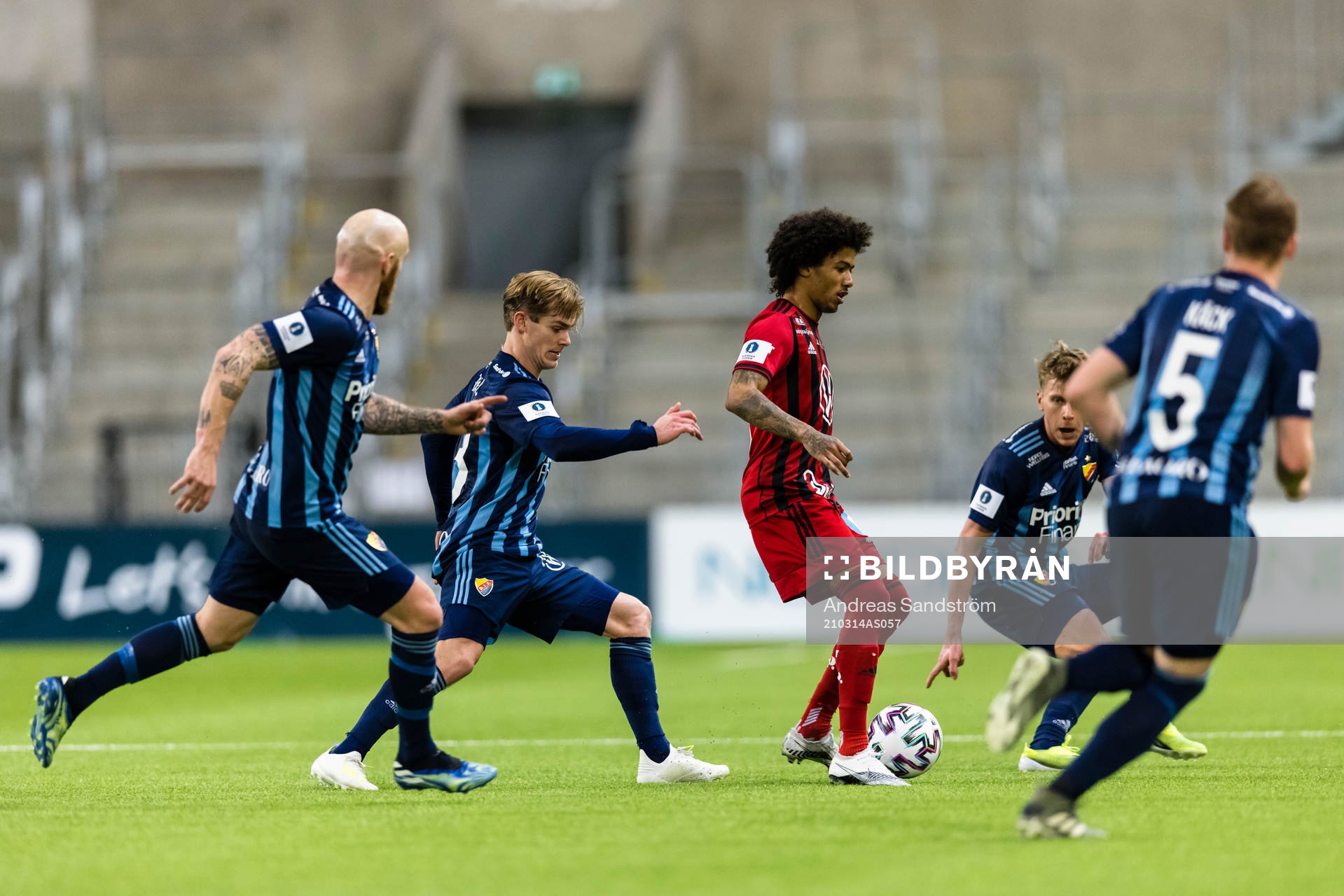 Östersunds Jerell Anthony Sellars omgiven av
