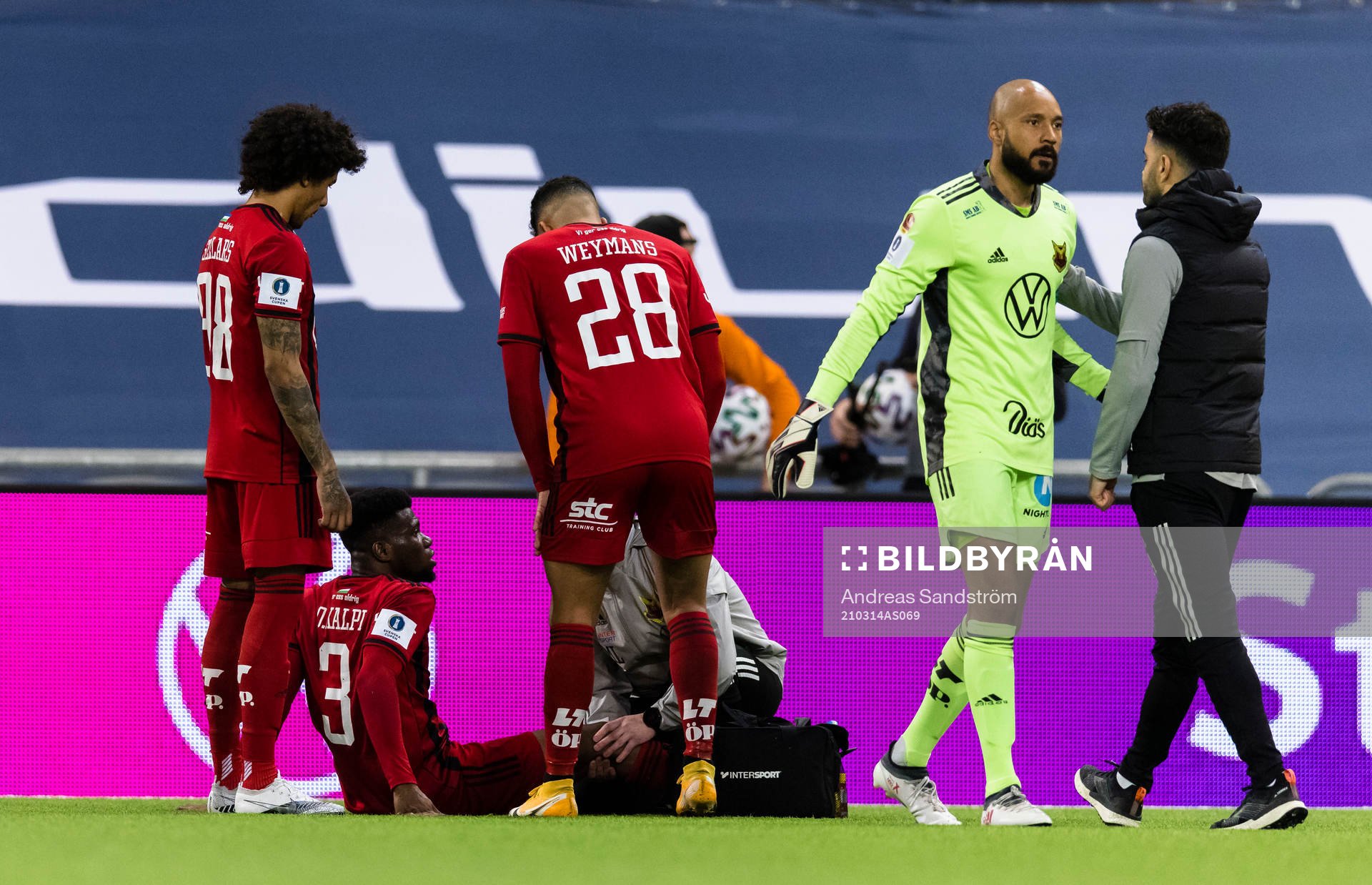 Östersunds Kalpi Wilfried Ouattara ligger på planen och