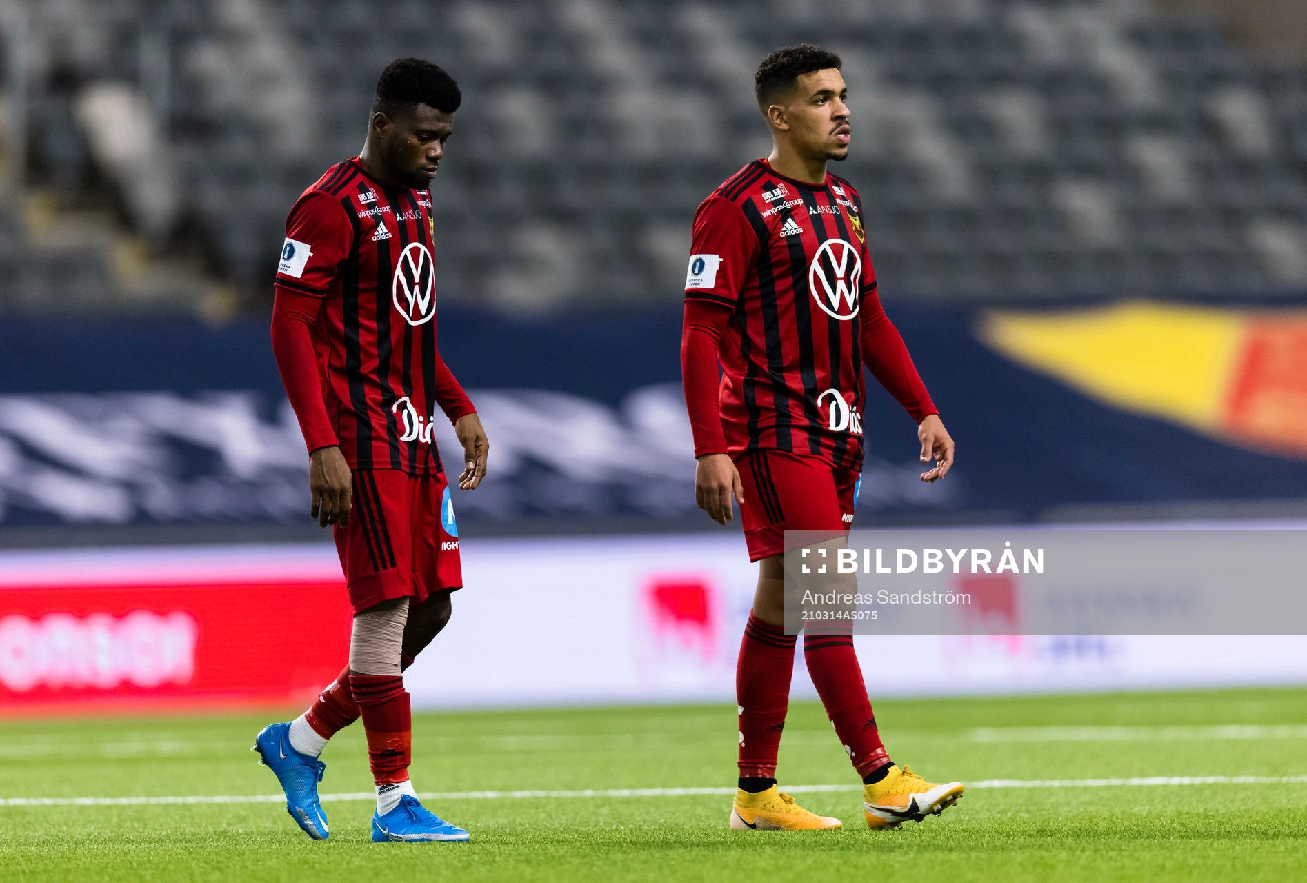 Östersunds Kalpi Wilfried Ouattara (v) skadar sig och får