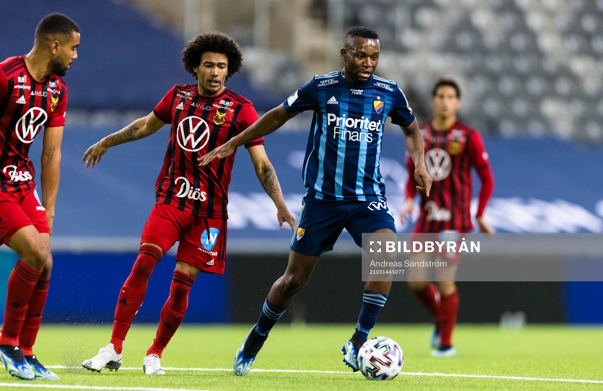 Djurgårdens Emmanuel Banda jagas av Östersunds Jerell