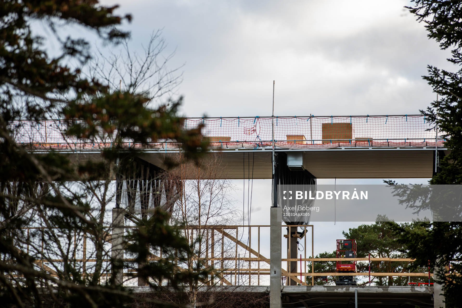 Exteriörbild på Stadsparksvallen som renoveras