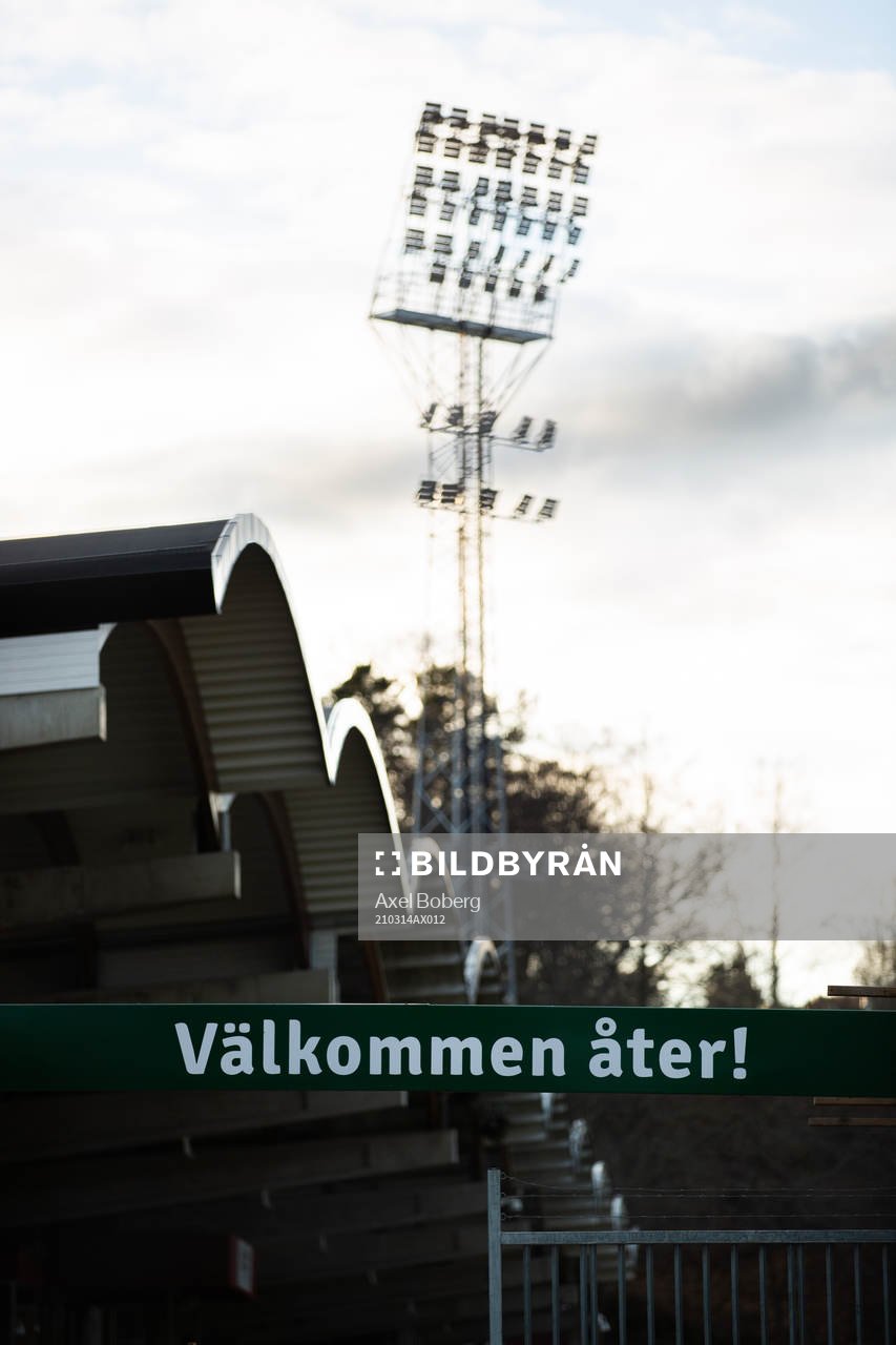 Exteriörbild på Stadsparksvallen som renoveras