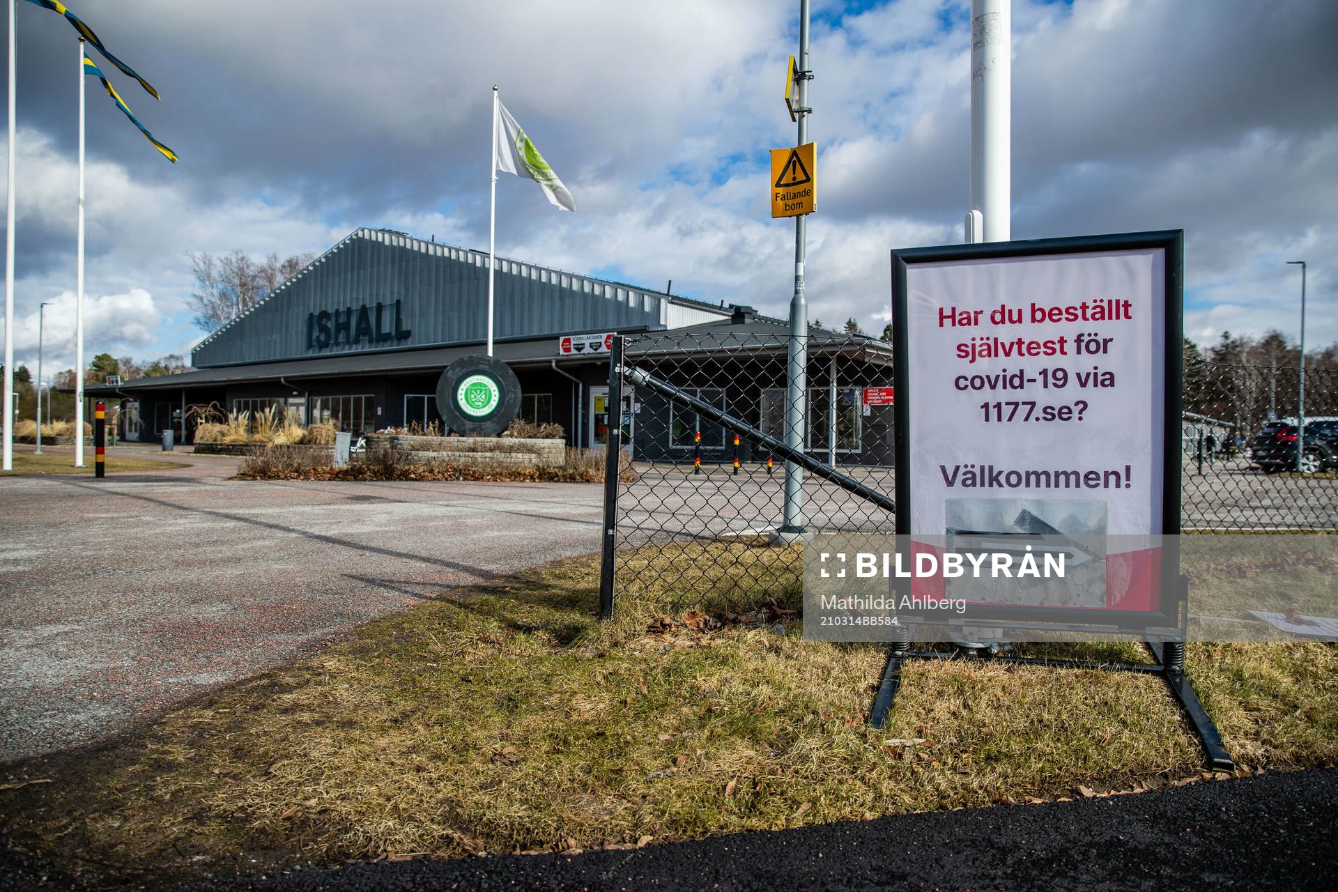 Skylt om självtest av Covid-19 utanför Kristianstad Ishall