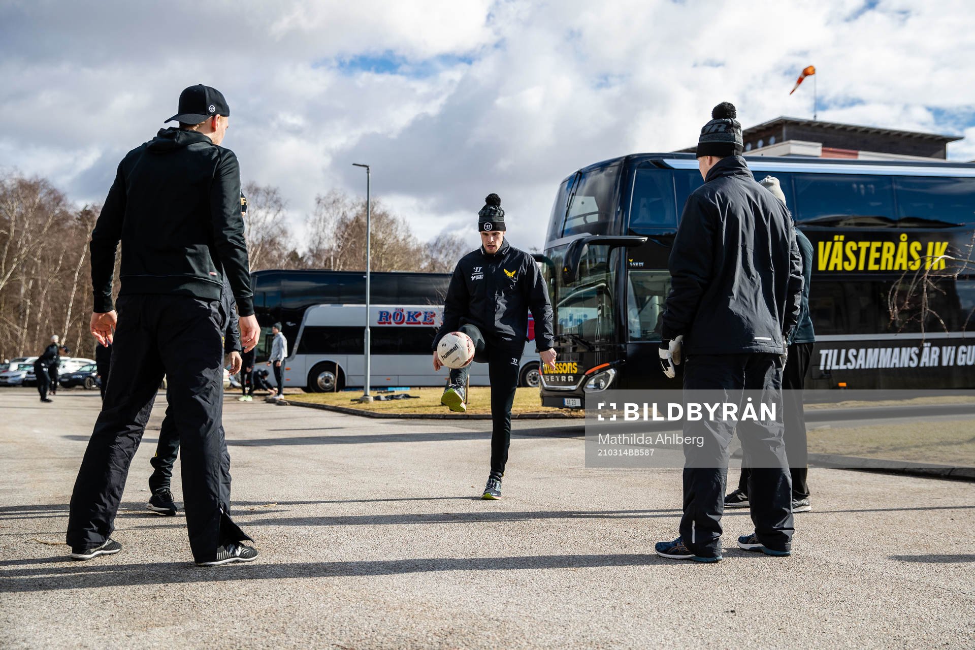 Västerås spelare värmer upp med fotboll