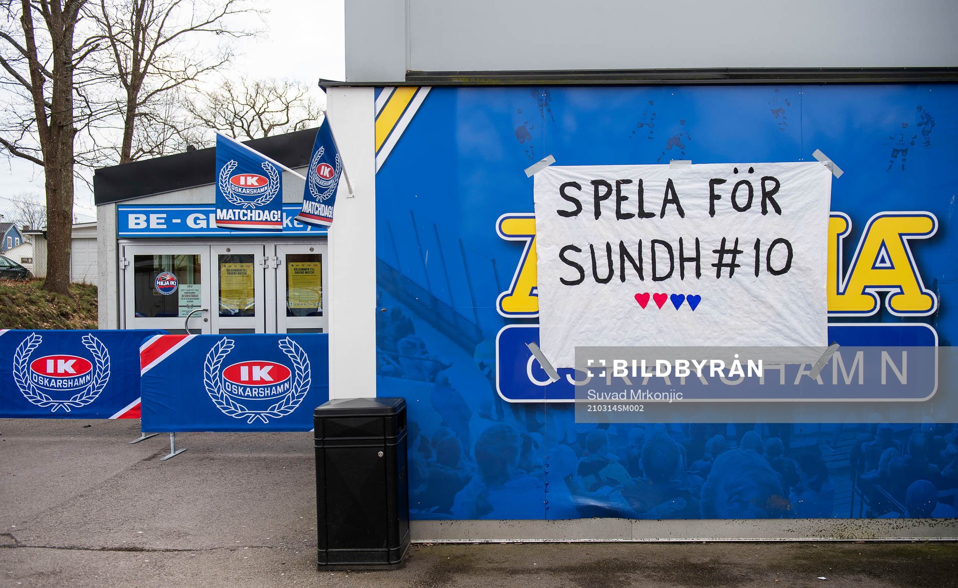 Ett plakat uppsatt på Be - Ge Hockey Center