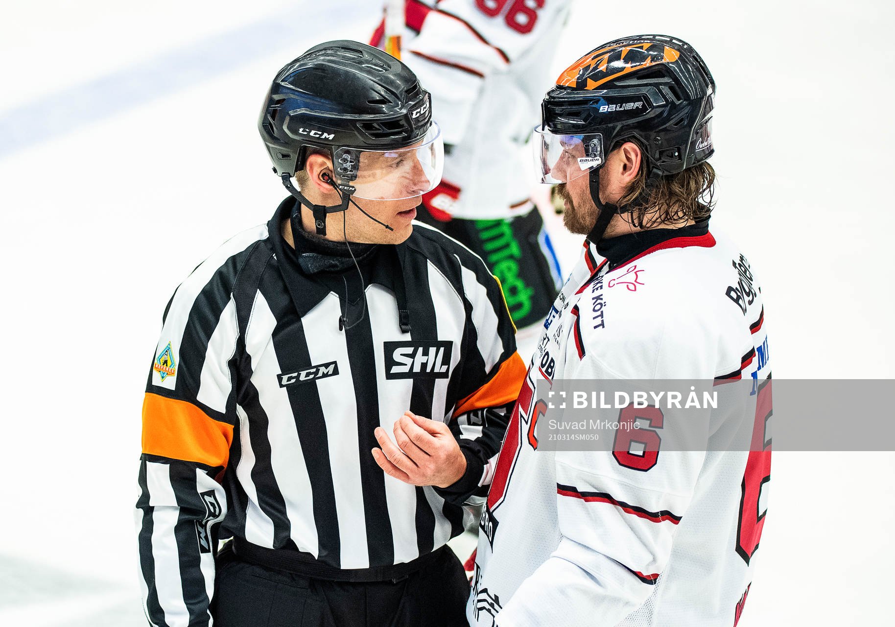Domare Tobias Björk diskuterar med Örebros Stefan Warg