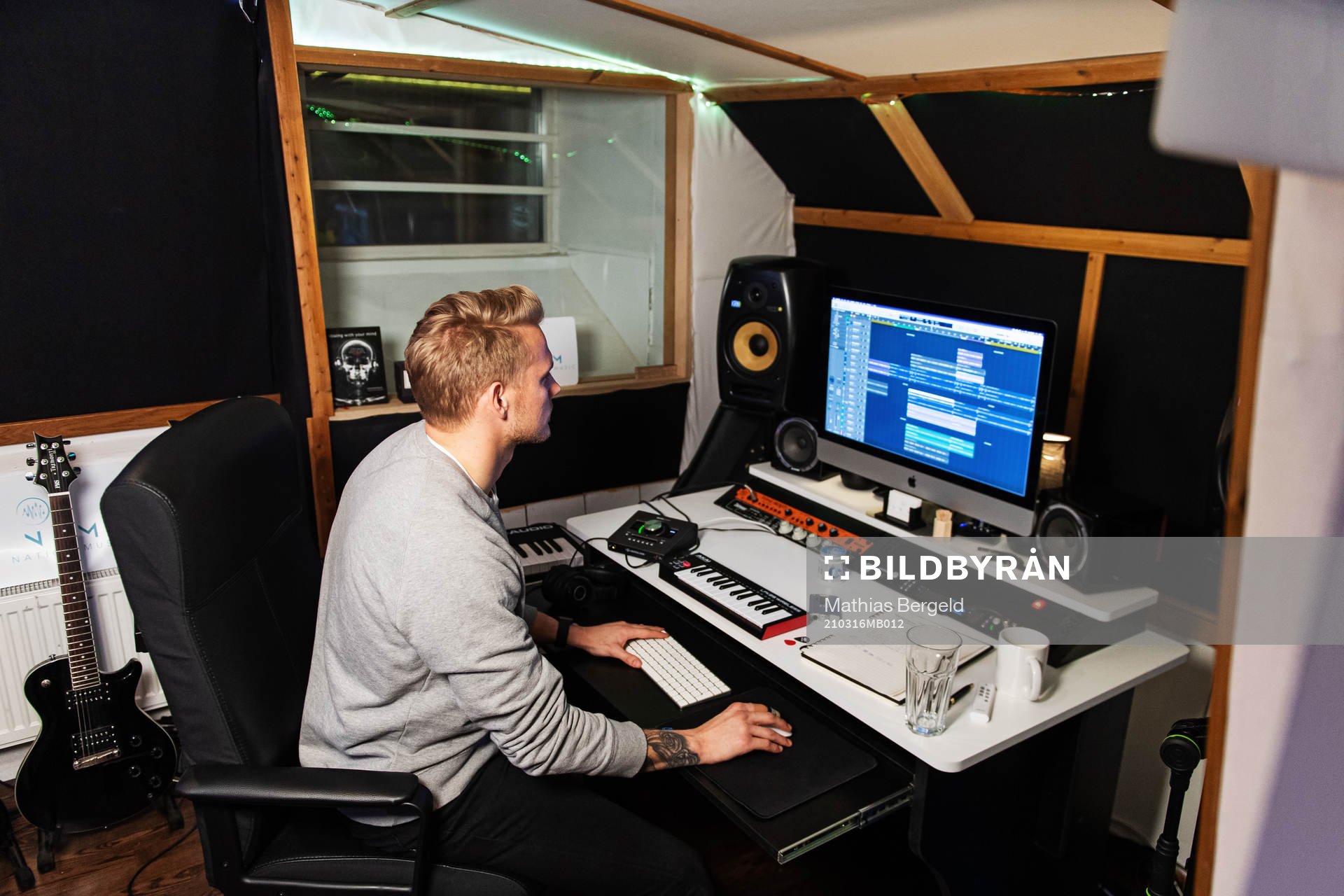 IFK Göteborgs målvakt Ole Söderberg i sin musikstudio