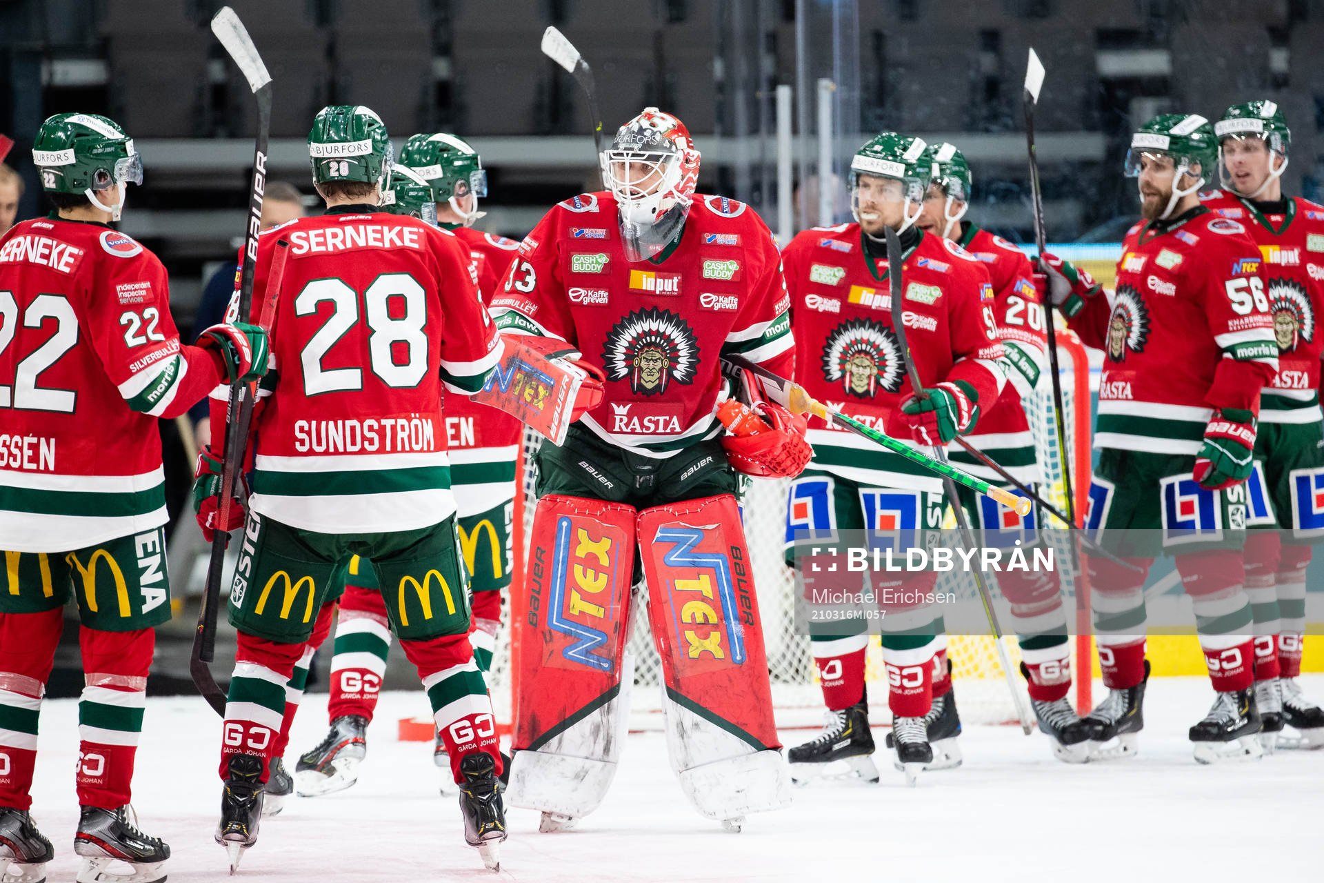 Frölundas målvakt Johan Mattsson jublar med lagkamrater