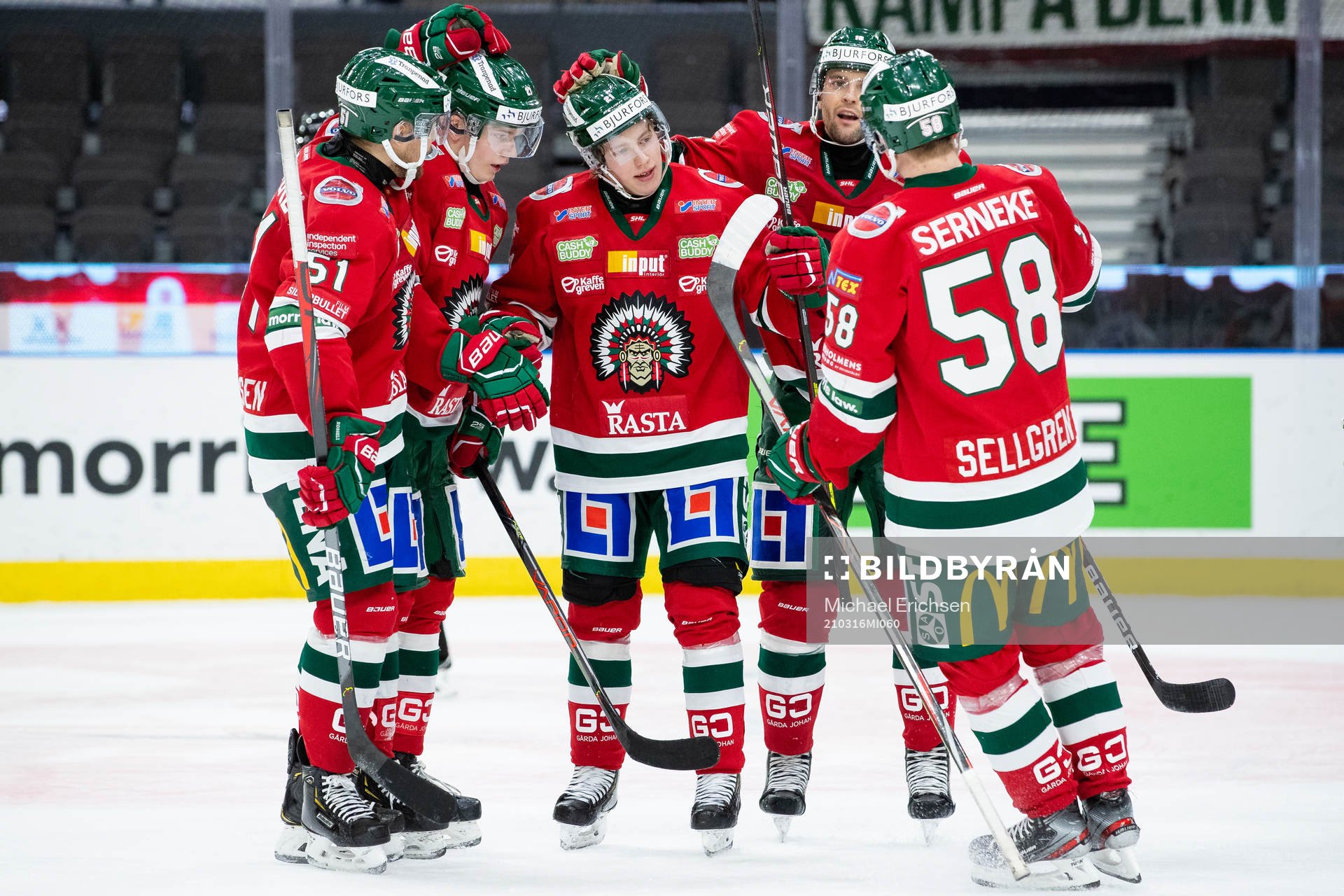 Frölundas Karl Henriksson jublar med lagkamrater