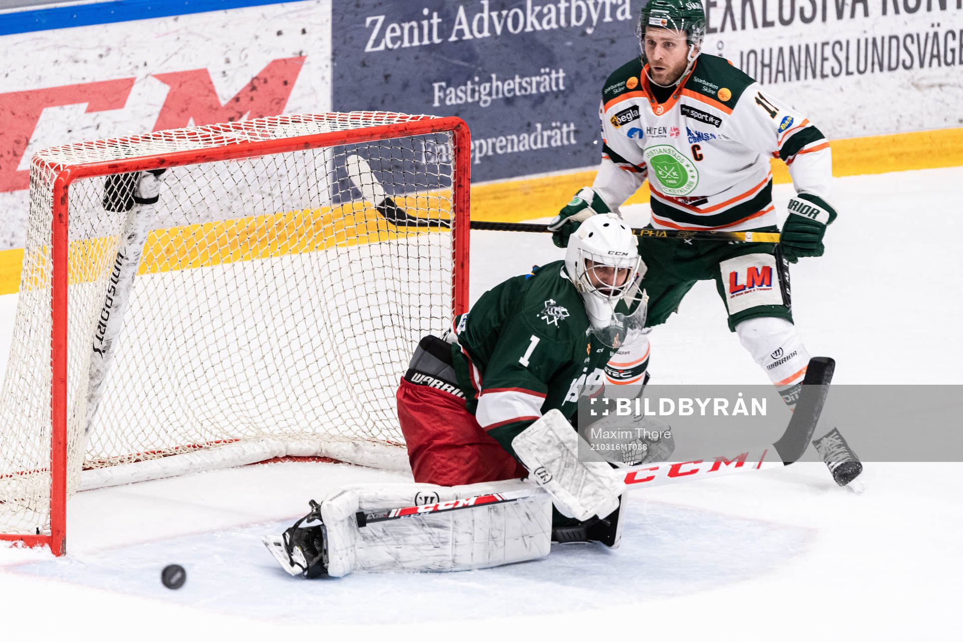 Väsbys målvakt Andreas Bernard och Kristianstads Fredrik