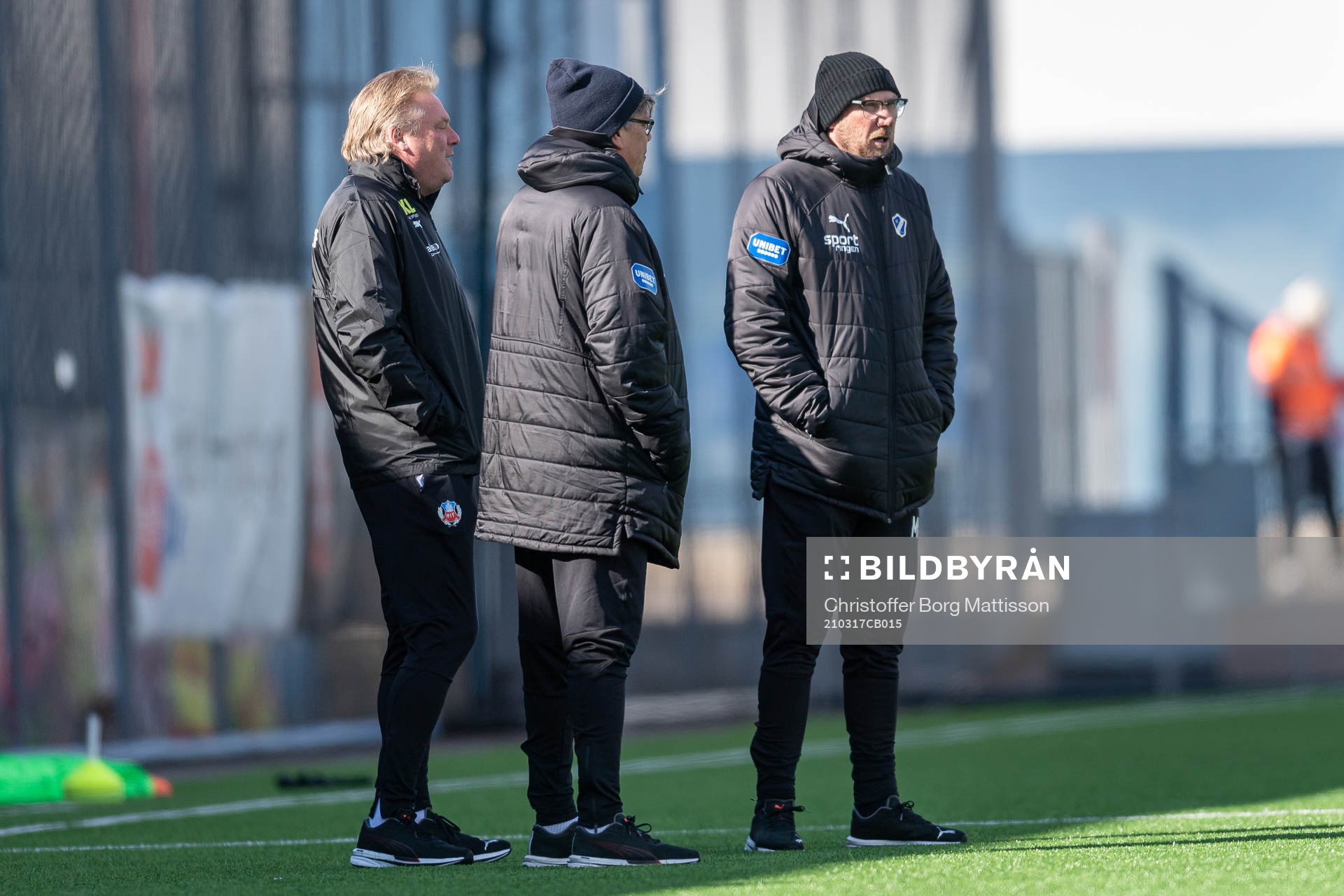Helsingborgs tränare Jörgen Lennartsson i samtal med Halmstads tränare Magnus Haglund och analytiker Pelle Olsson under uppvärmningen inför träningsmatchen i fotboll mellan Helsingborg och Halmstad den 17 mars 2021 i Helsingborg.