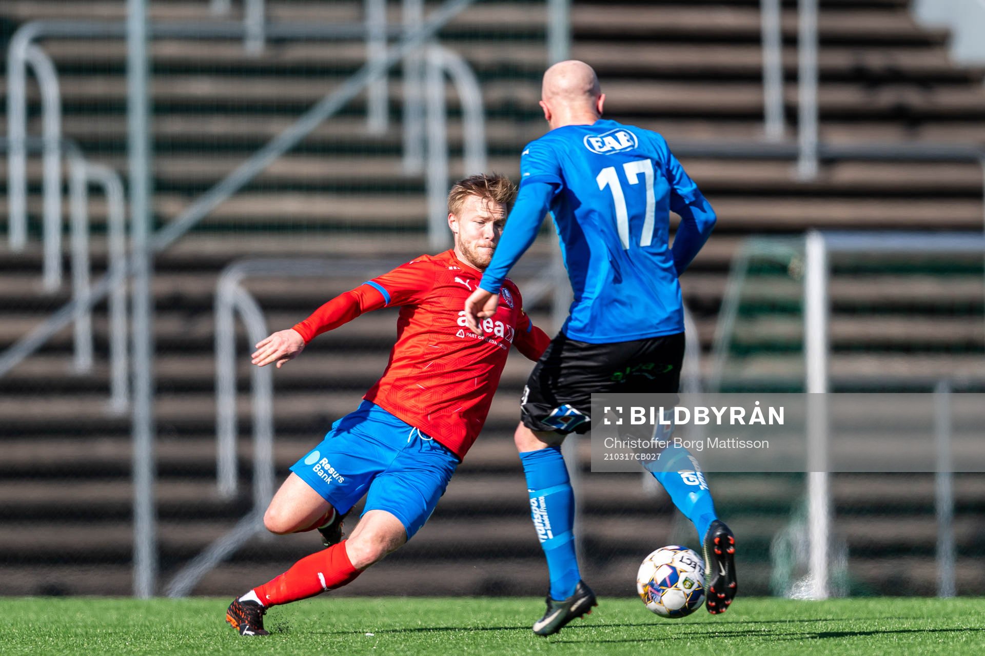 Helsingborgs Andreas Landgren tacklar Halmstads Simon