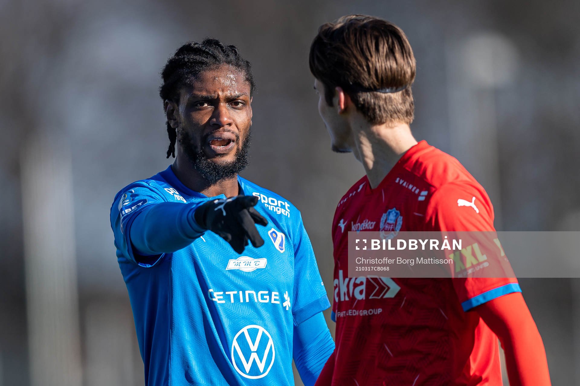 Halmstads Joseph Baffoe i bråk med Helsingborgs Wilhelm Loeper under träningsmatchen i fotboll mellan Helsingborg och Halmstad den 17 mars 2021 i Helsingborg.
