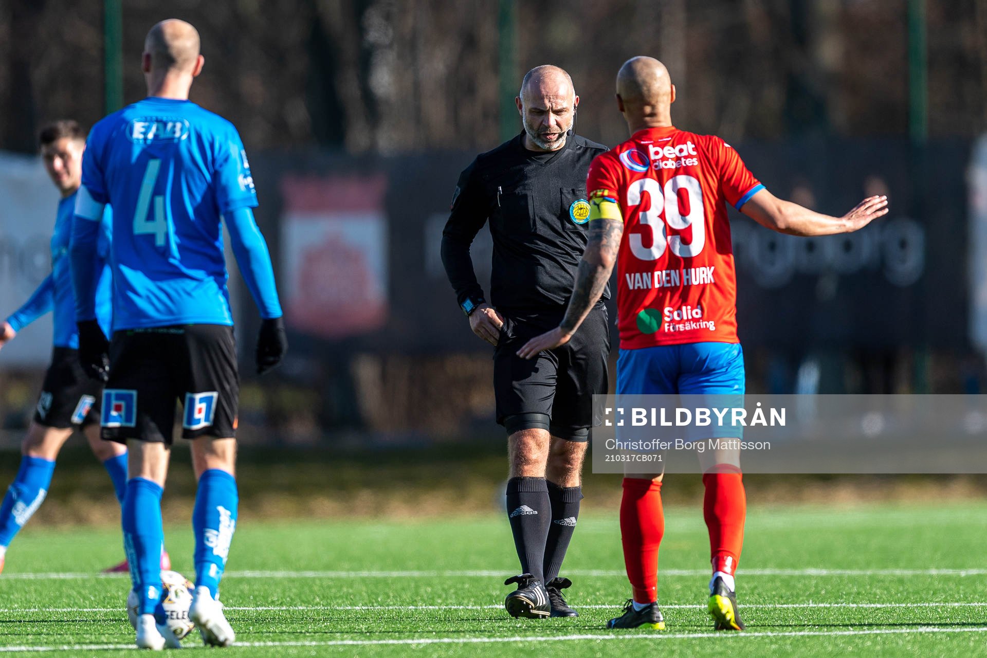 Domare Robert Daradic ger gult kort till Helsingborgs