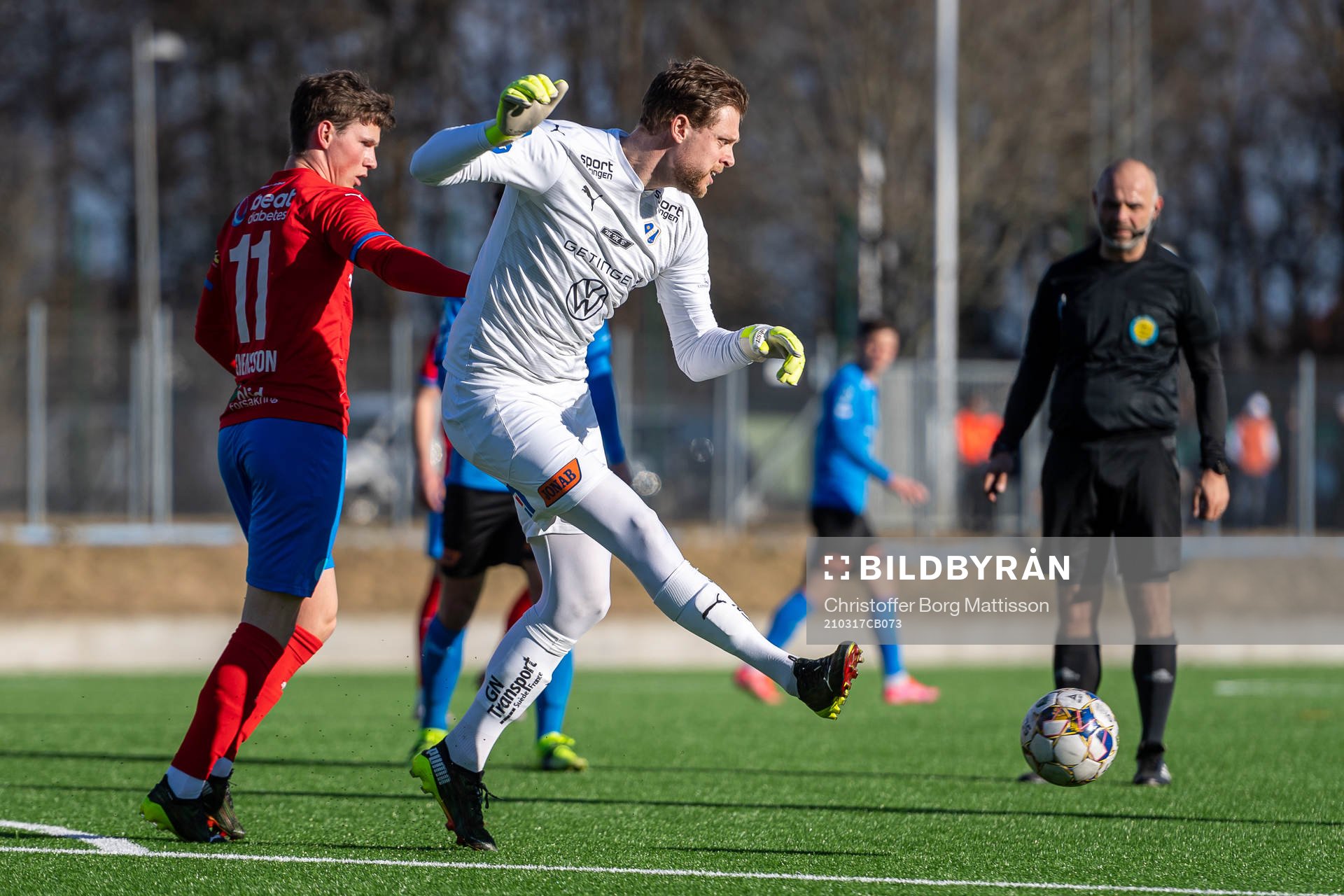 Helsingborgs Max Svensson och Halmstads målvakt Malkolm Nilsson Säfqvist under träningsmatchen i fotboll mellan Helsingborg och Halmstad den 17 mars 2021 i Helsingborg.