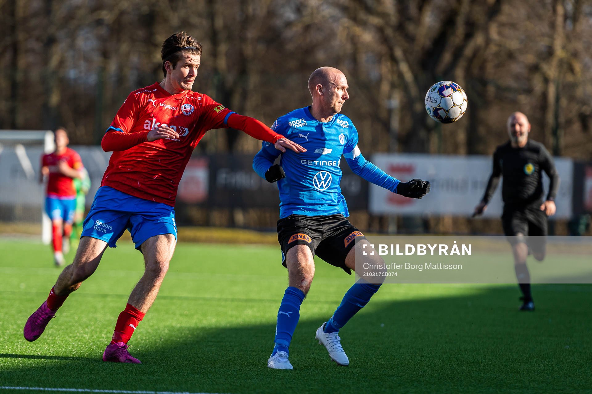 Helsingborgs Wilhelm Loeper och Halmstads Andreas Johansson under träningsmatchen i fotboll mellan Helsingborg och Halmstad den 17 mars 2021 i Helsingborg.