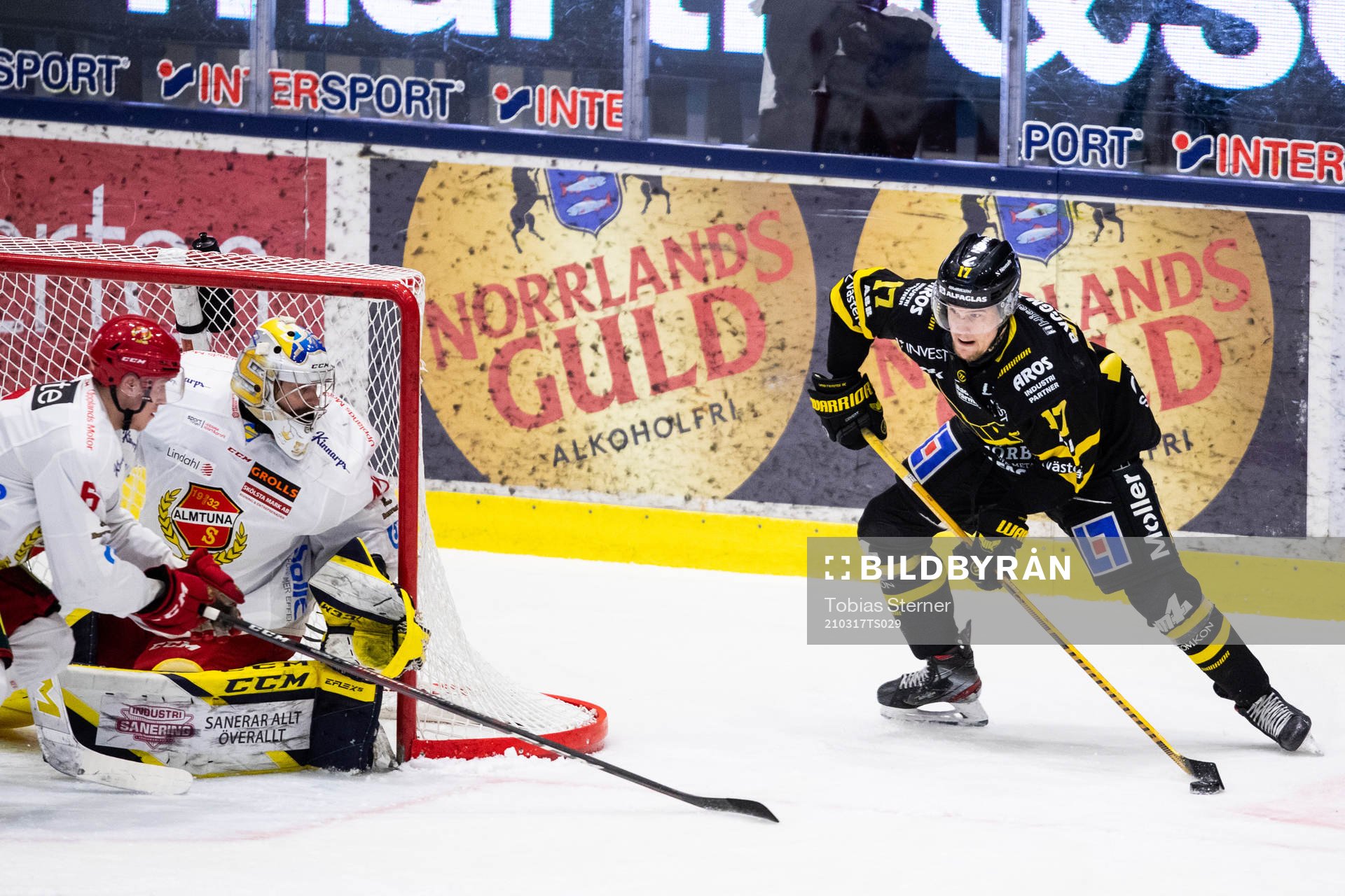 Västerås William Wikman och Almtunas målvakt Alexander