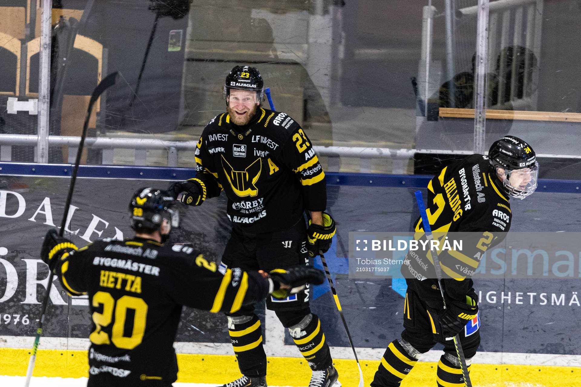 Västerås Alexander Younan jublar med lagkamrater