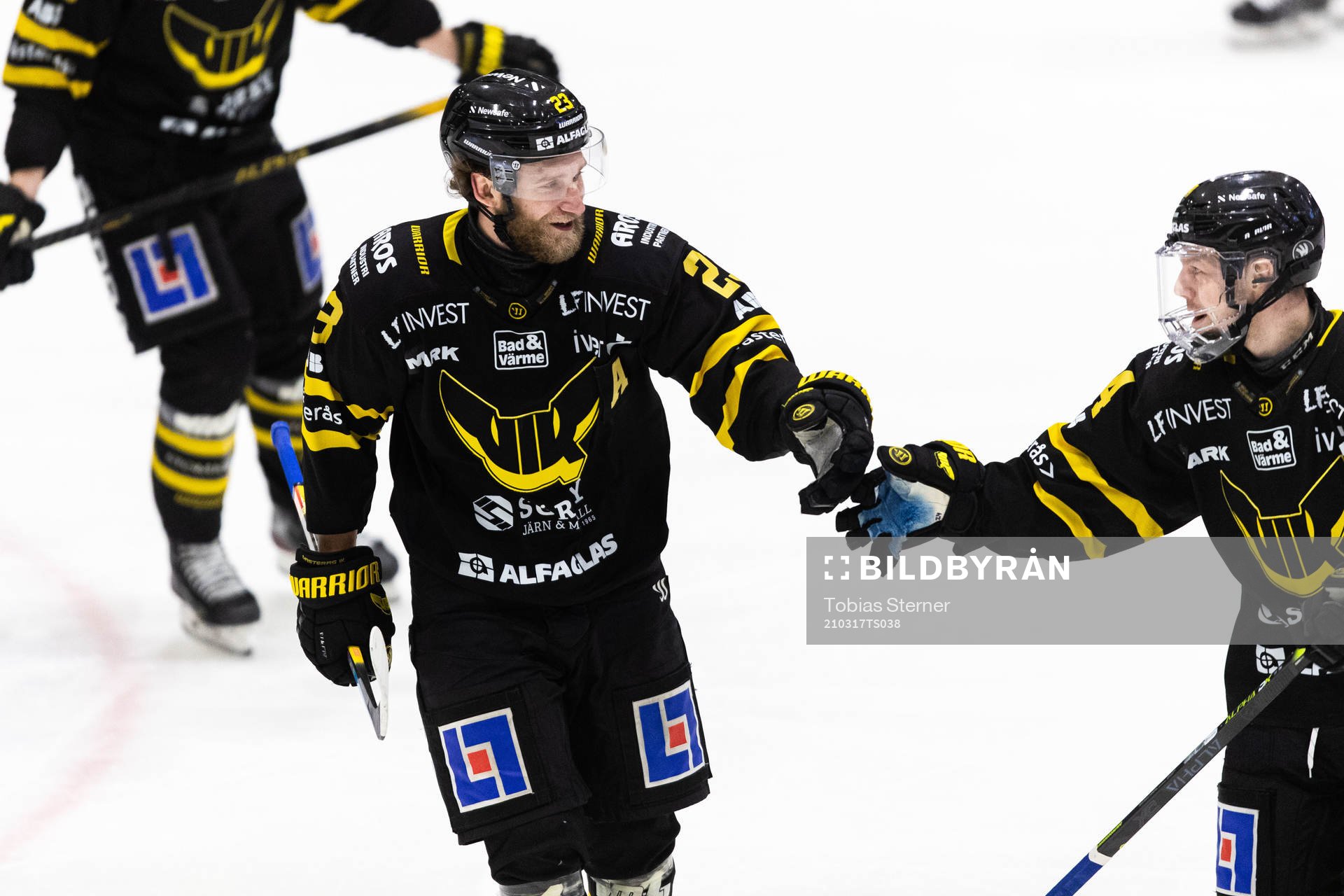 Västerås Alexander Younan jublar med lagkamrater