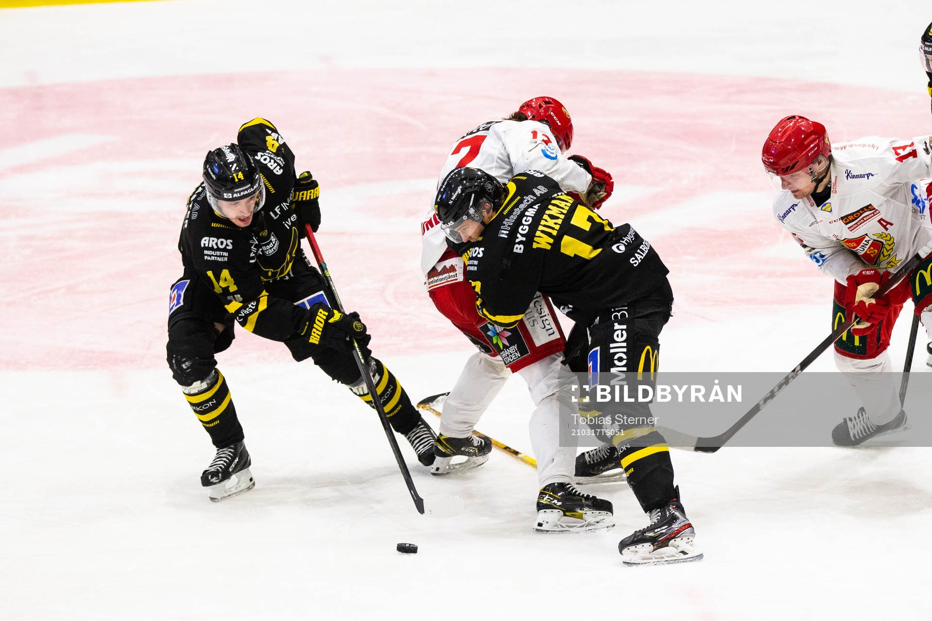 Kamp om pucken mellan Västerås Jesper Johansson, William