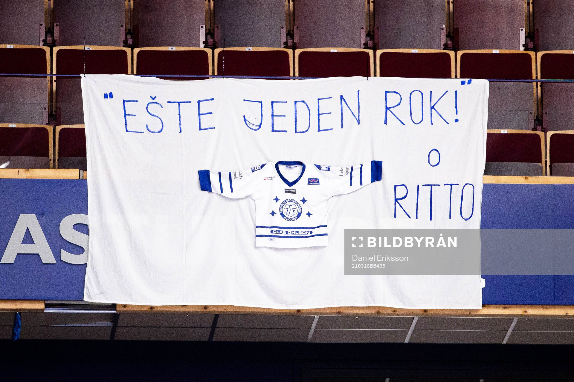 Banderoll med en hälsning till Leksands Marek Hrivik och