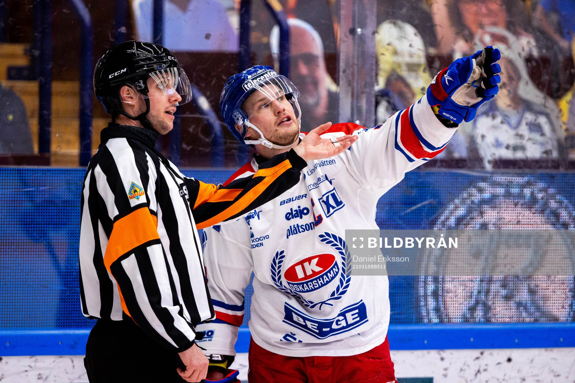 Domare Patric Bjälkander och Oskarshamns Jonas Engström