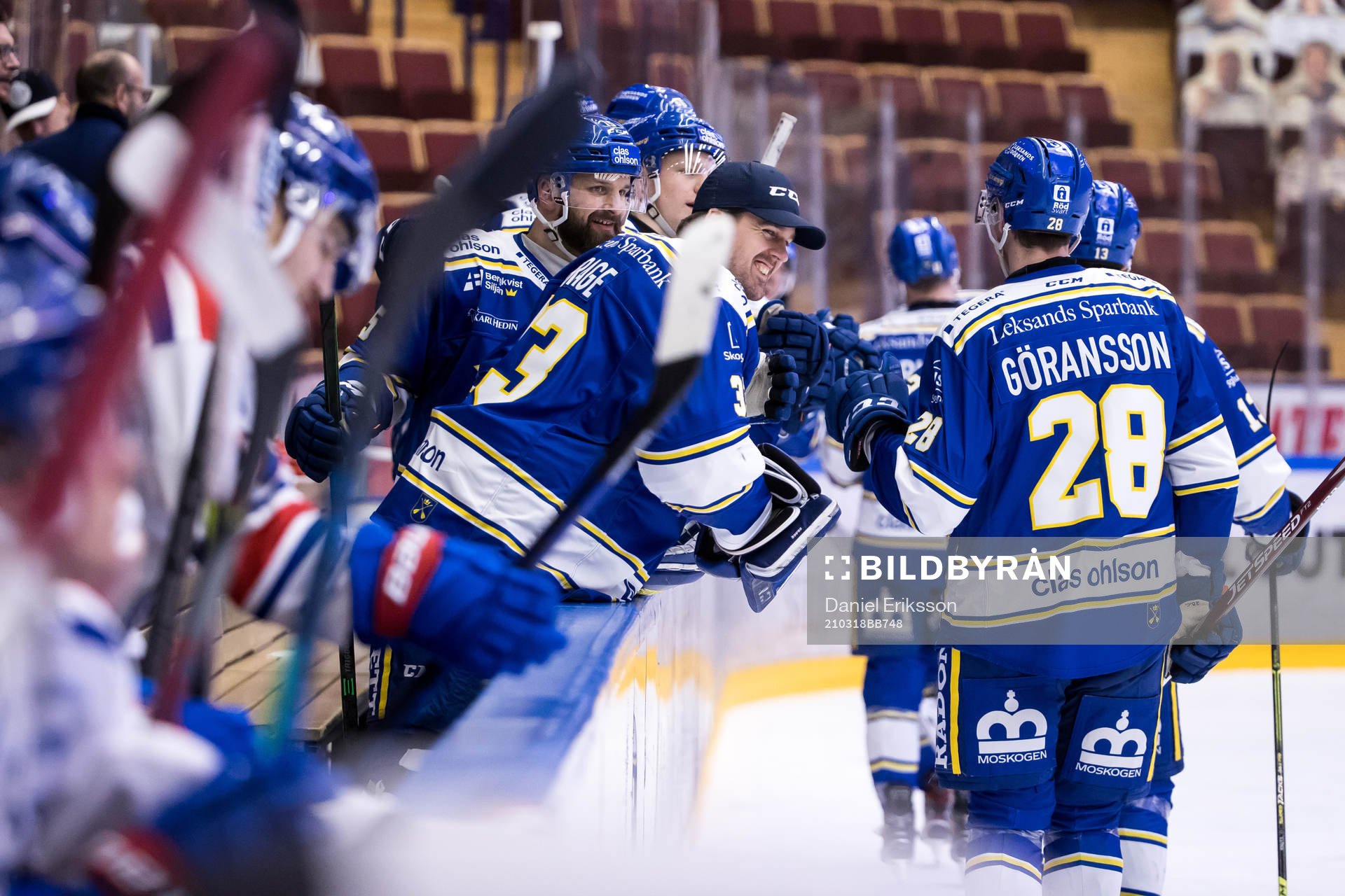 Leksands målvakt Axel Brage jublar i båset