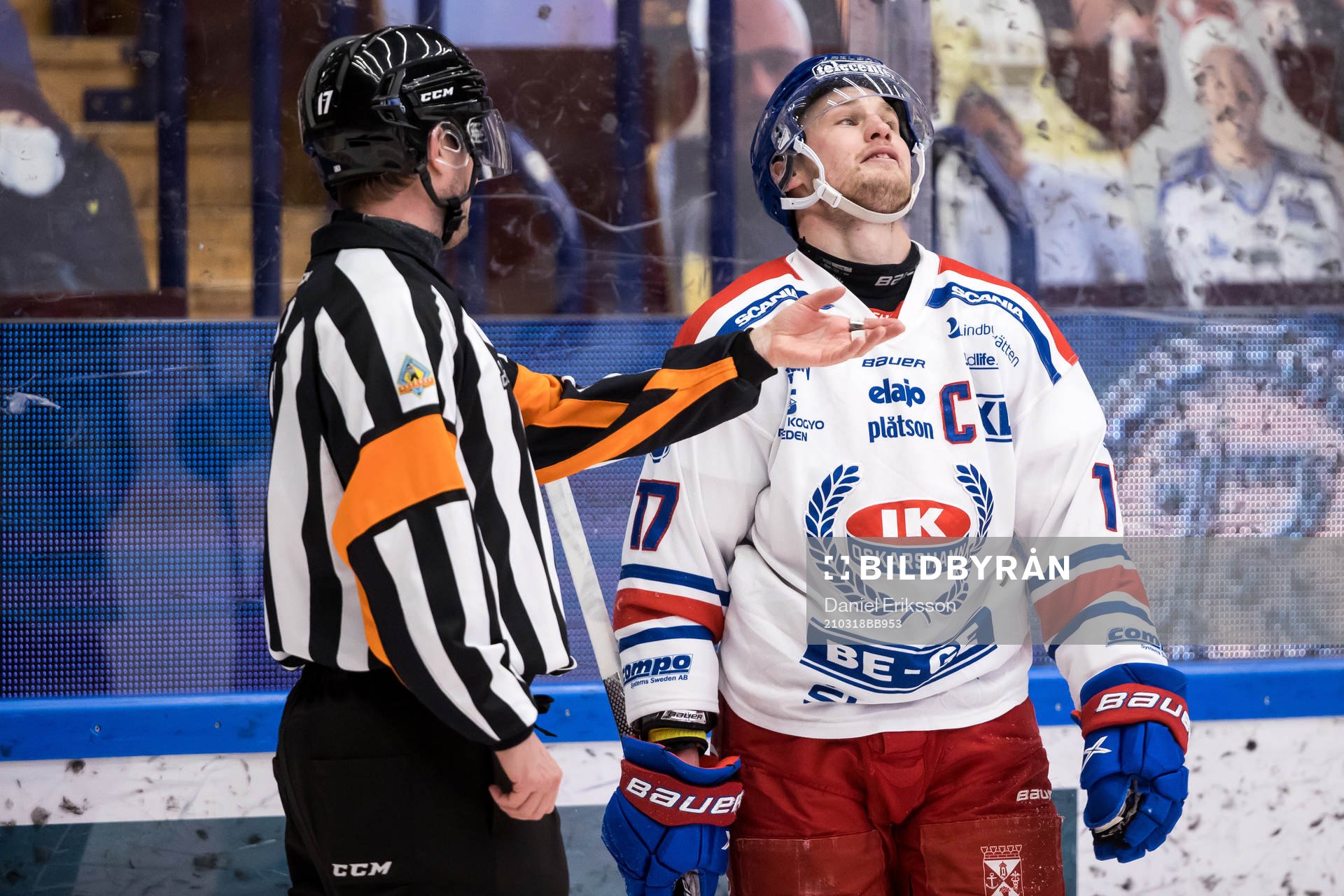 Oskarshamns Jonas Engström och domare Patric Bjälkander